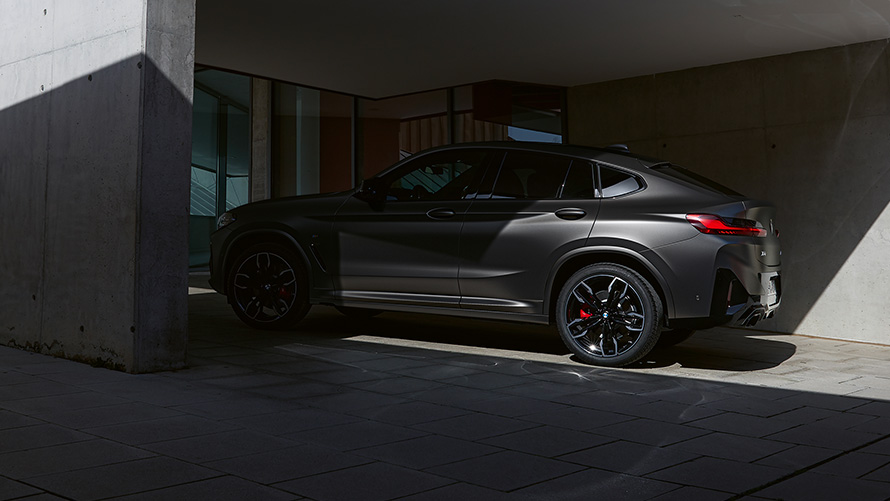 G02 BMW X4 M40i LCI，於房屋入口，一半於陰暗處，車側視角