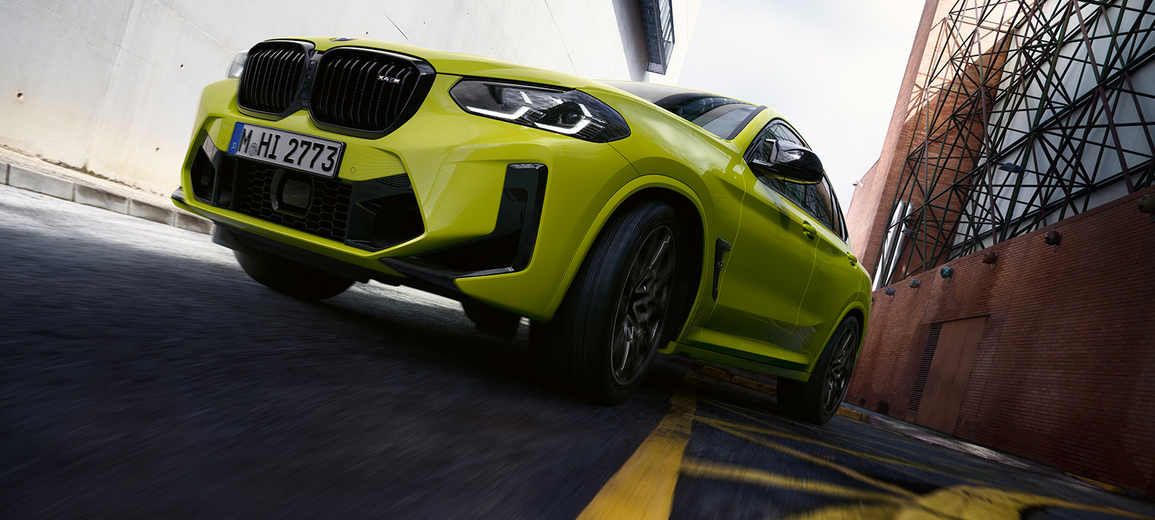 四分之三車頭視角及底部視角,BMW X4 M Competition F98 LCI 2021 F98 BMW X4 M Competition LCI,Sao Paulo Yellow,行駛穿越有著許多房屋的峽谷,四分之三車頭視角及底部視角