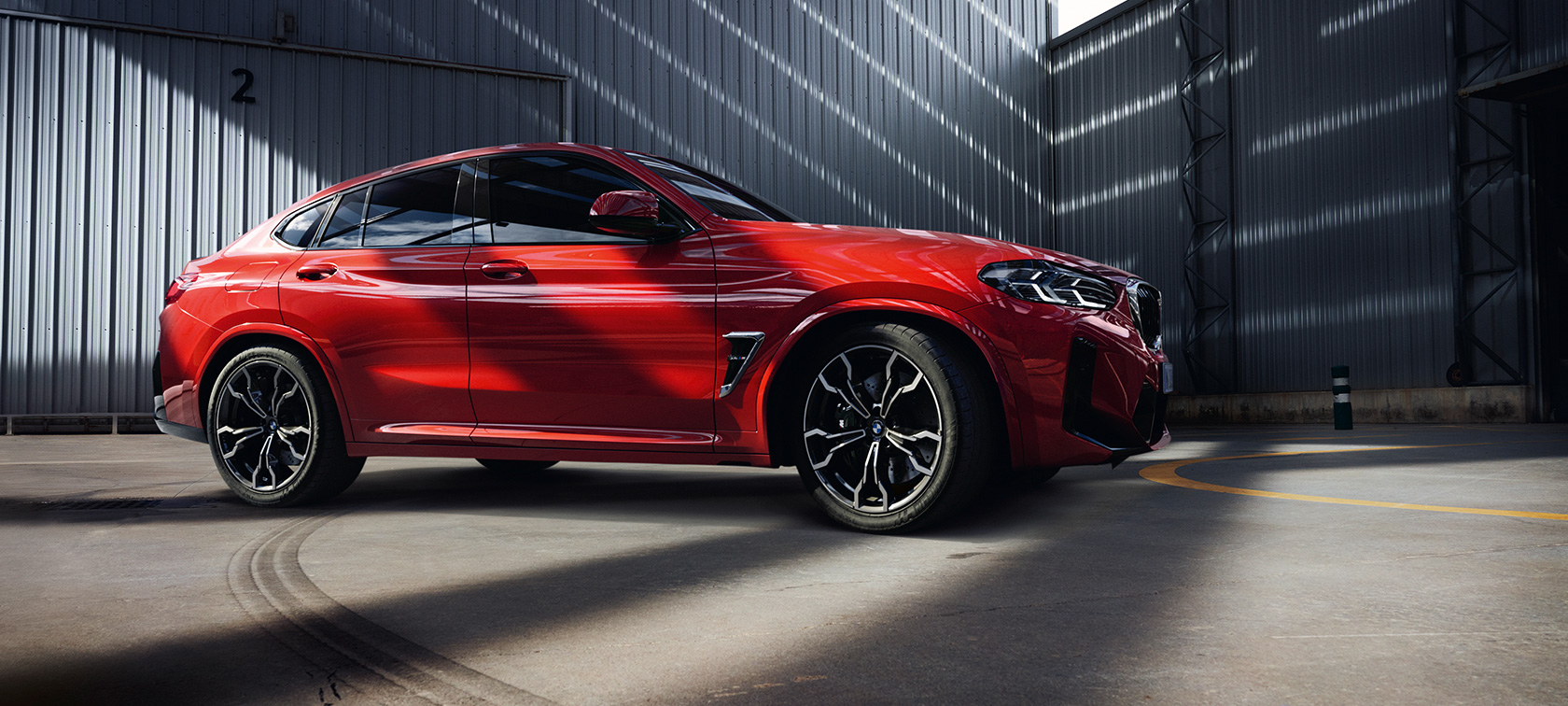 F98 BMW X4 M Competition LCI,四分之三車頭視角 F98 BMW X4 M Competition LCI,Toronto Red銀粉漆,於工廠建築內,四分之三車頭視角