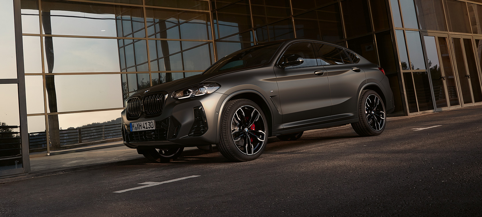 G02 BMW X4 M40i LCI嶄新風貌,四分之三車頭視角 G02 BMW X4 M40i LCI嶄新風貌,於玻璃幕牆前,四分之三車頭視角