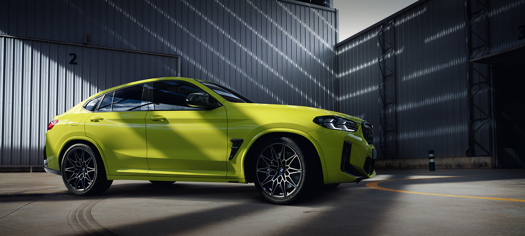 F98 BMW X4 M Competition LCI嶄新風貌，Sao Paulo Yellow，於大廳中，車側視角