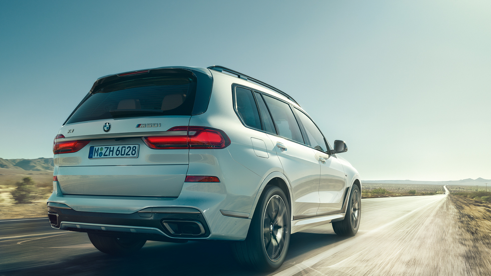 G07 BMW X7 M50i 四分之三車尾視角 G07 BMW X7 M50i Mineral White銀粉漆車色 四分之三車尾視角