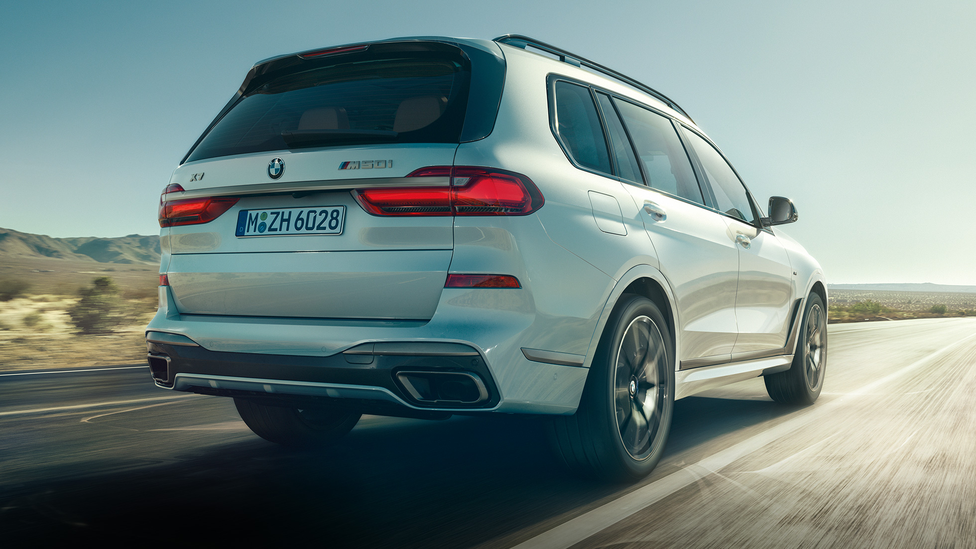 G07 BMW X7 M50i 車尾視角 G07 BMW X7 M50i Mineral White銀粉漆車色 行駛中車尾視角