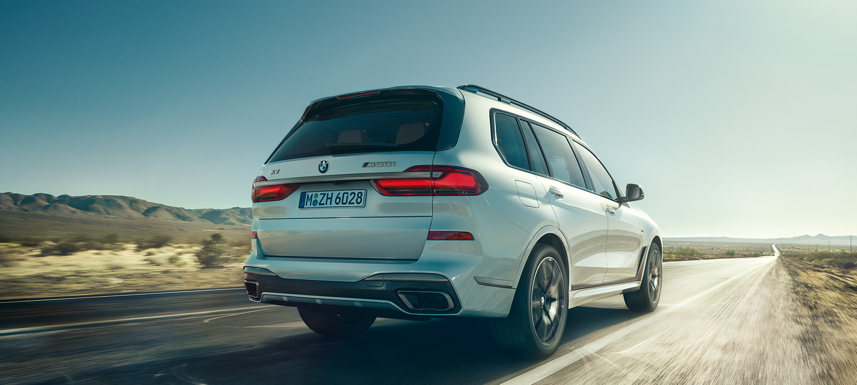 G07 BMW X7 M50i 車尾視角 G07 BMW X7 M50i Mineral White銀粉漆車色 行駛於高速公路上的車尾視角