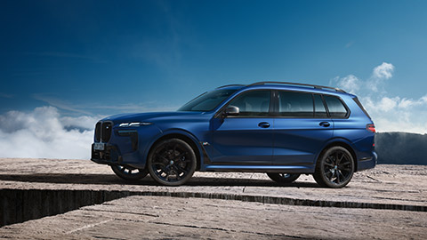 G07 BMW X7 M60i 行駛中四分之三車尾視角