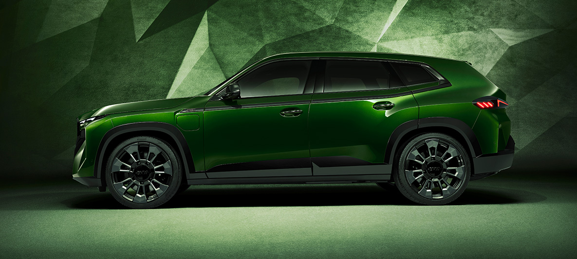 G09 BMW XM,BMW Individual Anglesey Green metallic G09 BMW XM,BMW Individual Anglesey Green metallic,2/3車側視角