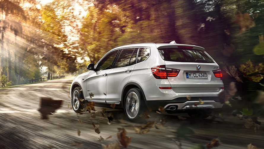 第二代F25 BMW X3,行駛於街道上,四分之三車尾視角 BMW X系列,第二代F25 BMW X3,行駛於街道上,四分之三車尾視角