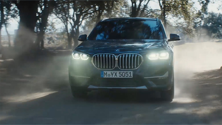 BMW X1 F48 LCI,四分之三車頭視角 BMW X1 F48 LCI,於天然景色前行駛,四分之三車頭視角