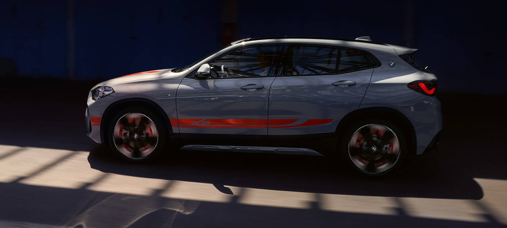車側視角,BMW X2 F39 車側視角,BMW X2 F39 2020 Brooklyn Grey,行駛中