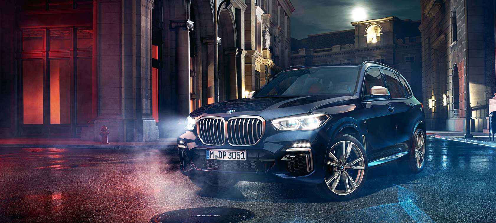 BMW X5 M50d實車 BMW X5 M50d在夜間都市中