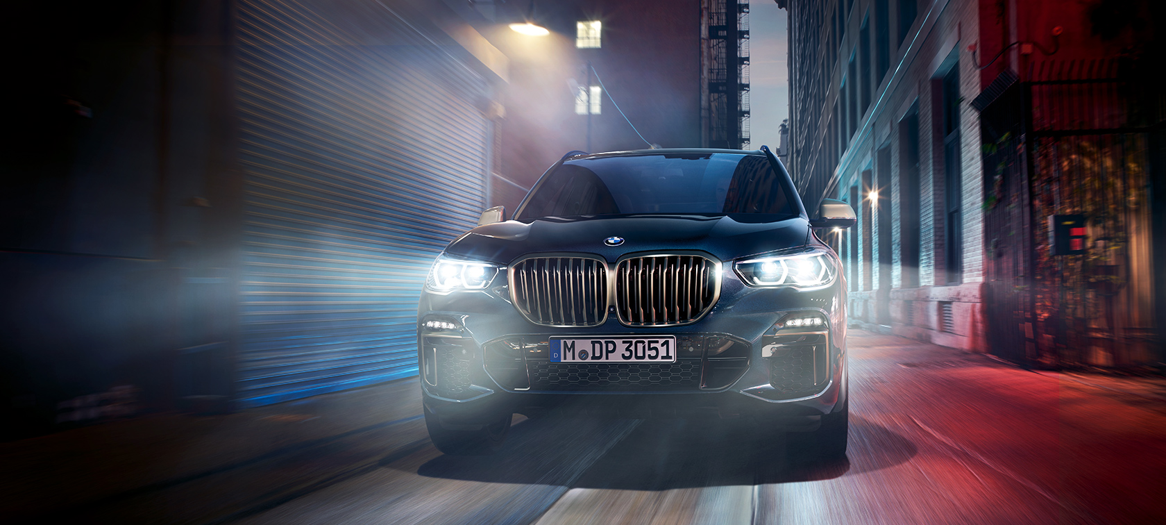 BMW X5 M50d BMW X5 M50d在夜間穿越城市街道