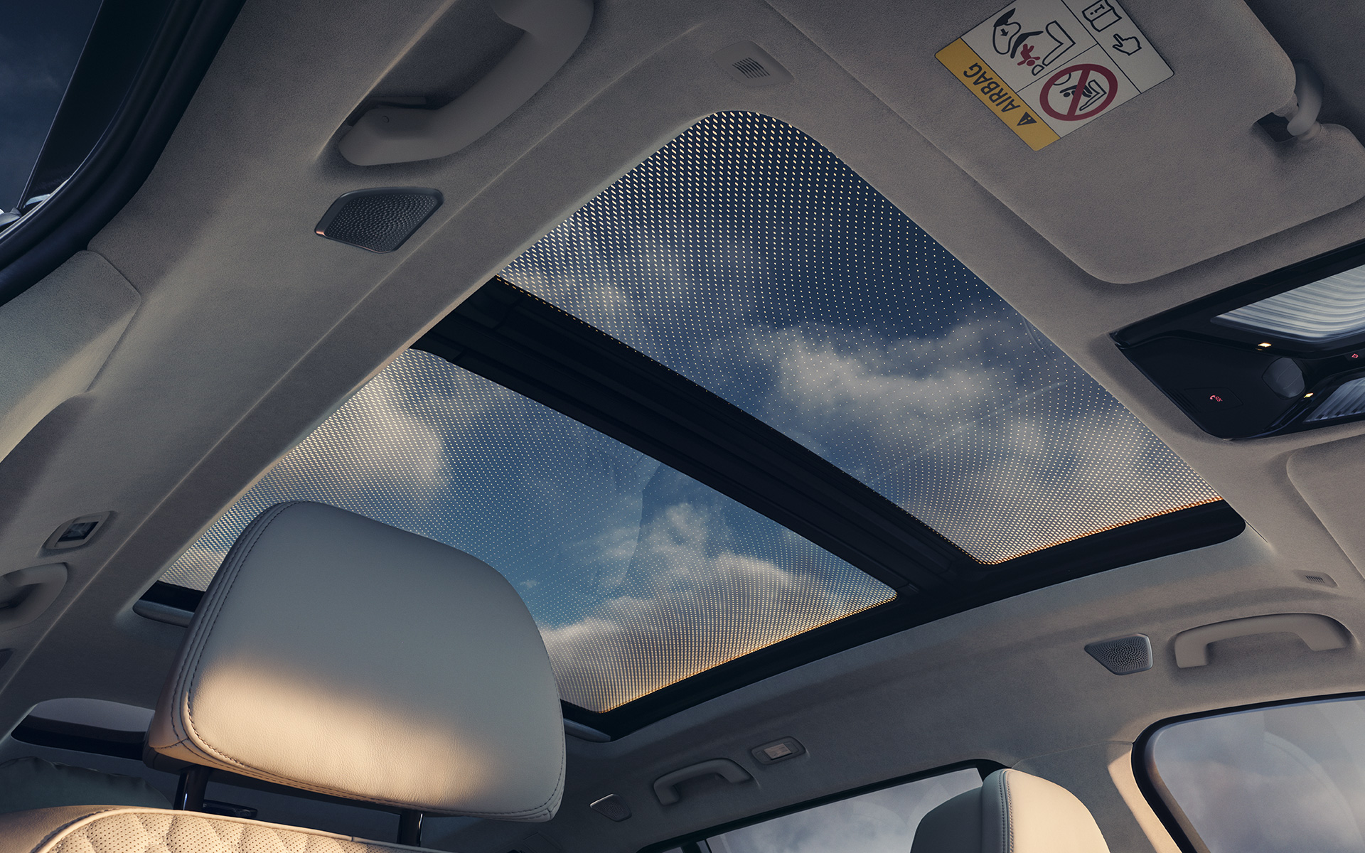 G07 BMW X7 LCI，SKY LOUNGE全景式電動玻璃車頂的內裝視角