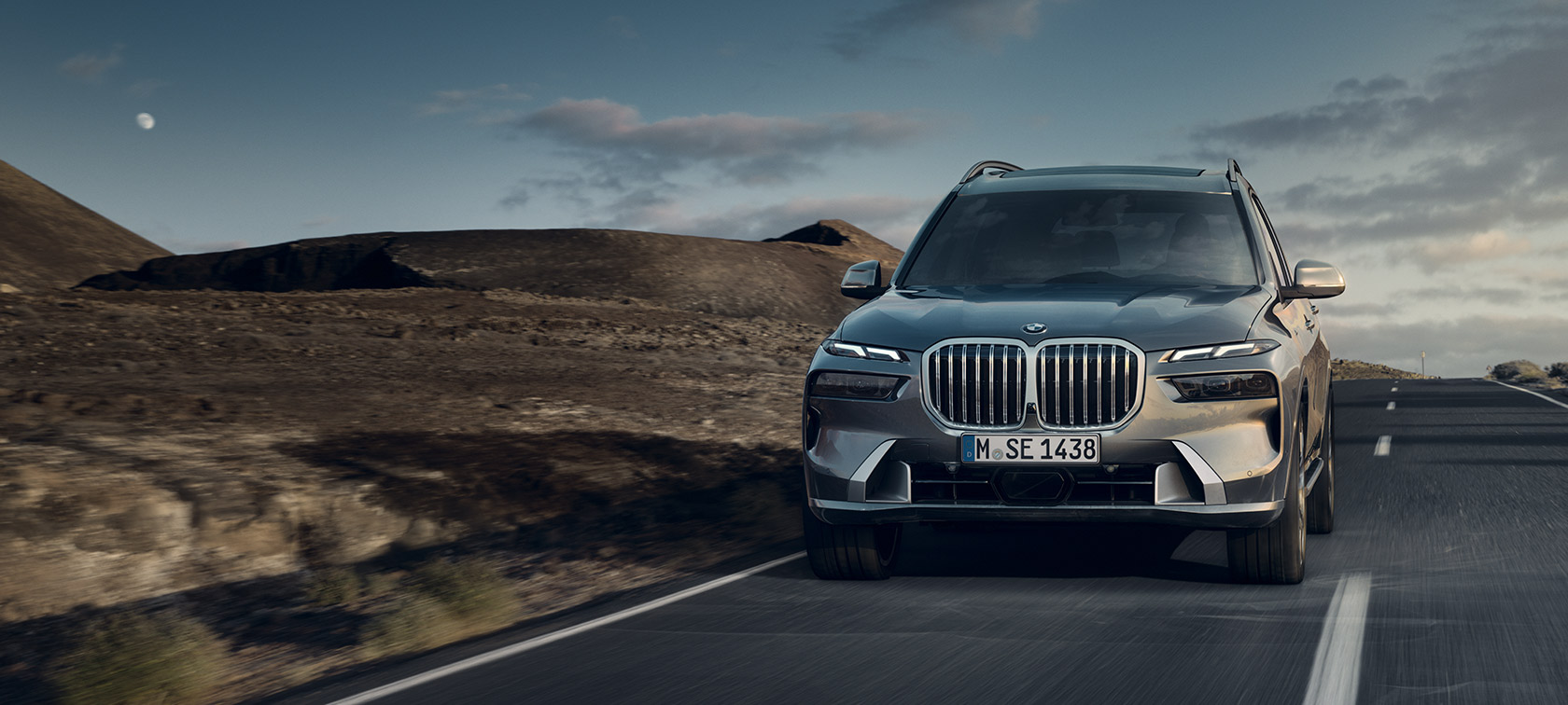 G07 BMW X7 LCI，7/8車頭視角，行駛中，Sparkling Copper Grey銀粉漆，Design Pure Excellence