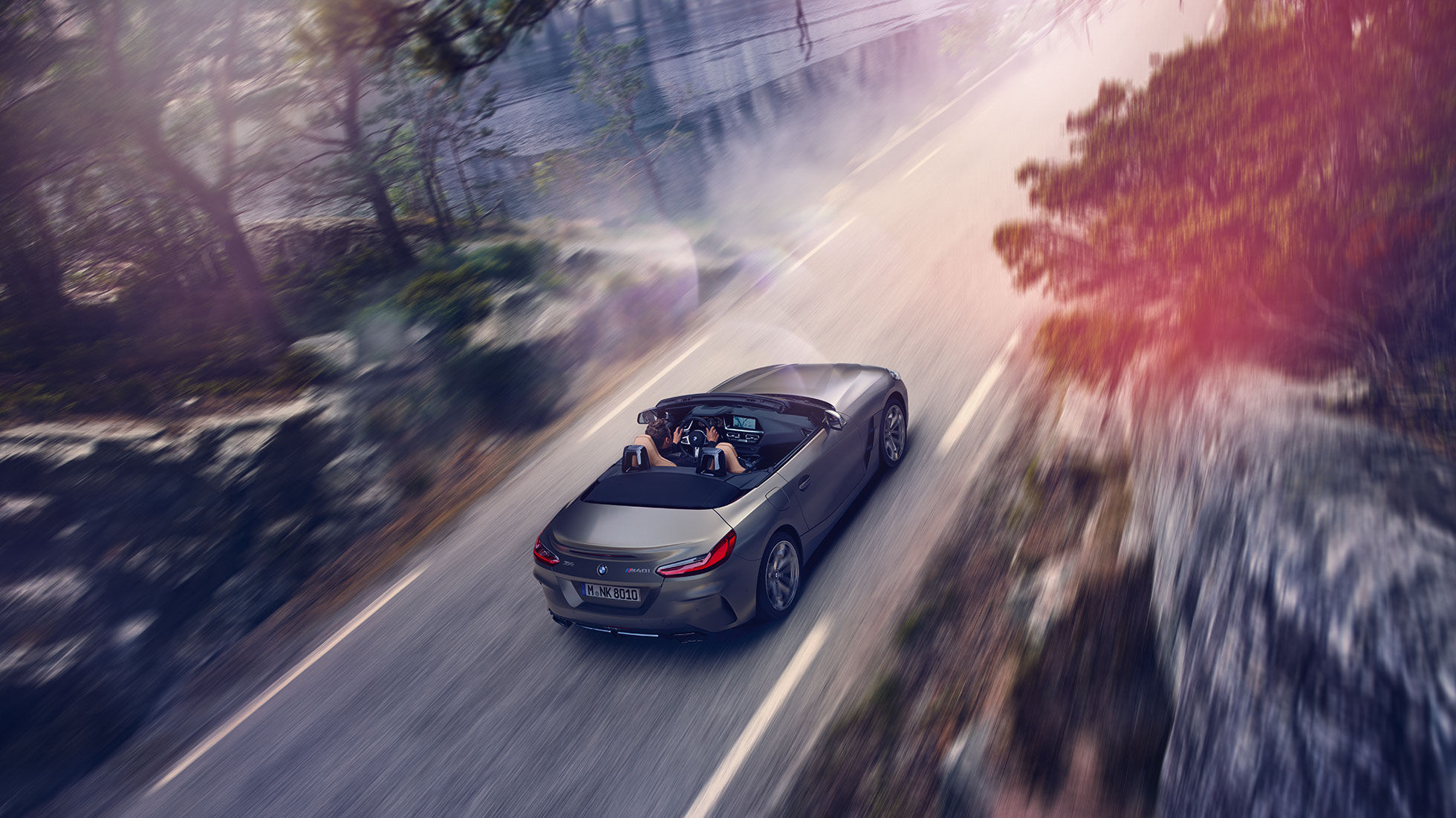 上方視角的BMW Z4 上方視角的行駛中的灰色的BMW Z4