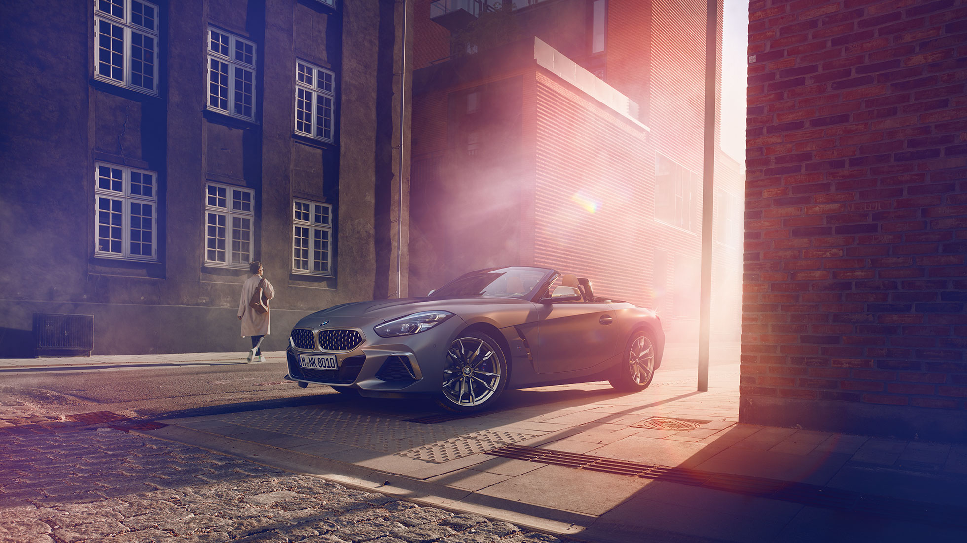 在街上的BMW Z4 在街上房屋前的灰色BMW Z4