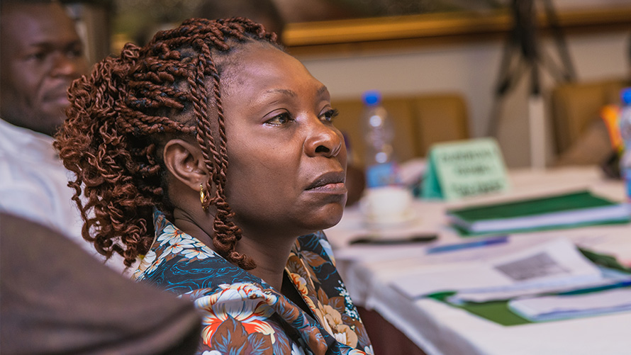 BMW特殊銷售，永續發展，企業管理，勞工標準及人權，坐著的深膚色女人與男人