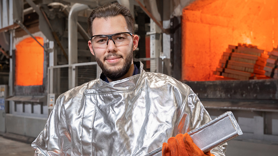 BMW特殊銷售,永續發展,概覽,目標 BMW特殊銷售,永續發展,概覽,2030,目標,身穿銀色熱防護衣的男人