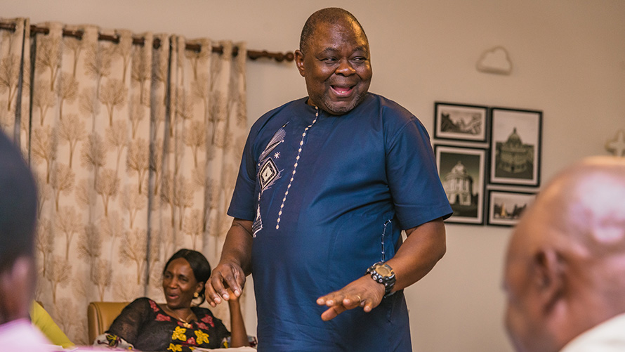 BMW特殊銷售，永續發展，社會責任，多元文化交流，深色皮膚的藍衣男人在人群中