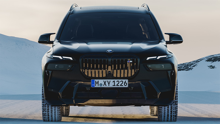 BMW X7 G07，BMW Individual銀粉漆Frozen Black，車頭視角，停駐於雪地中