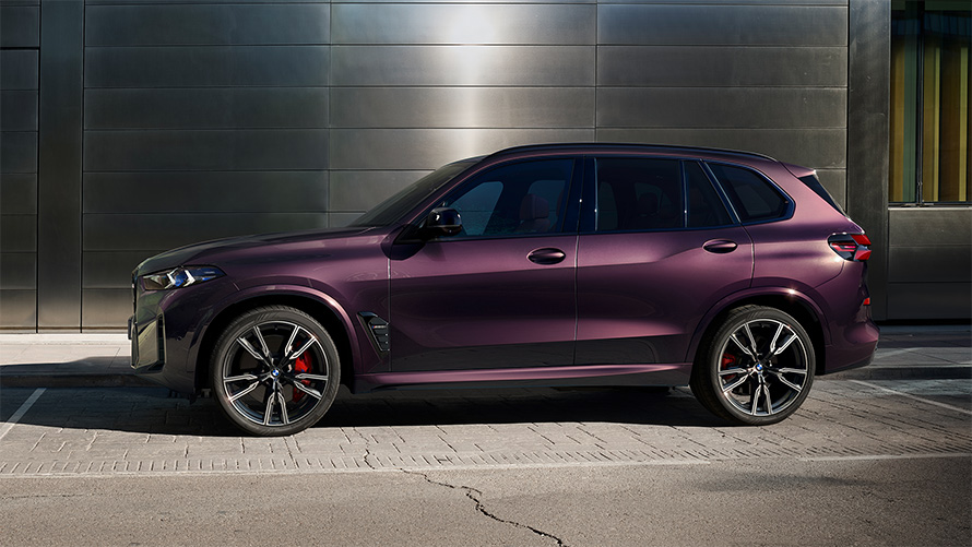 BMW X5 M60i G05，BMW Individual銀粉漆Mora metallic，三分之二車側視角