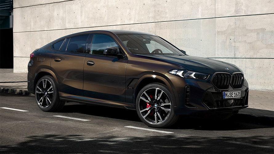 BMW X6 M60i G06，BMW Individual銀粉漆Pyrite Brown metallic三分之二車側視角，停放於停車場中