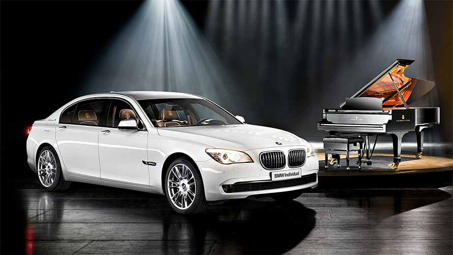 以Steinway & Sons為靈感的F01 BMW Individual 7系列Composition，四分之三車側視角，於鋼琴前方