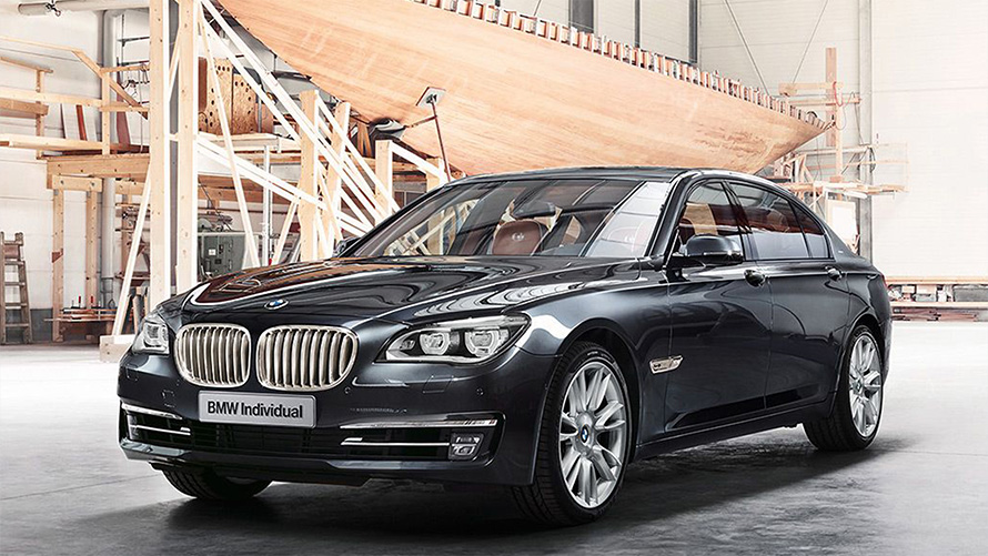 以ROBBE & BERKING為靈感的F01 BMW Individual 760Li Sterling，於船廠大廳帆船前，四分之三車頭視角