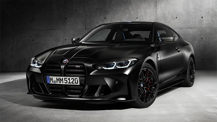 G82 BMW M4 Competition Edition x KITH，四分之三車側視角，於灰色背景前