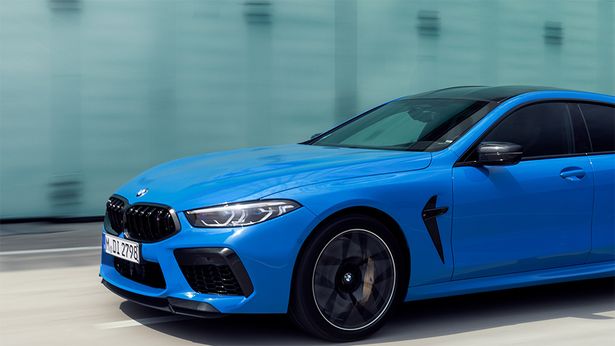 F92 BMW M8 Competition Coupé，BMW Individual Voodoo Blue，行駛，於市區，四分之三車側視角