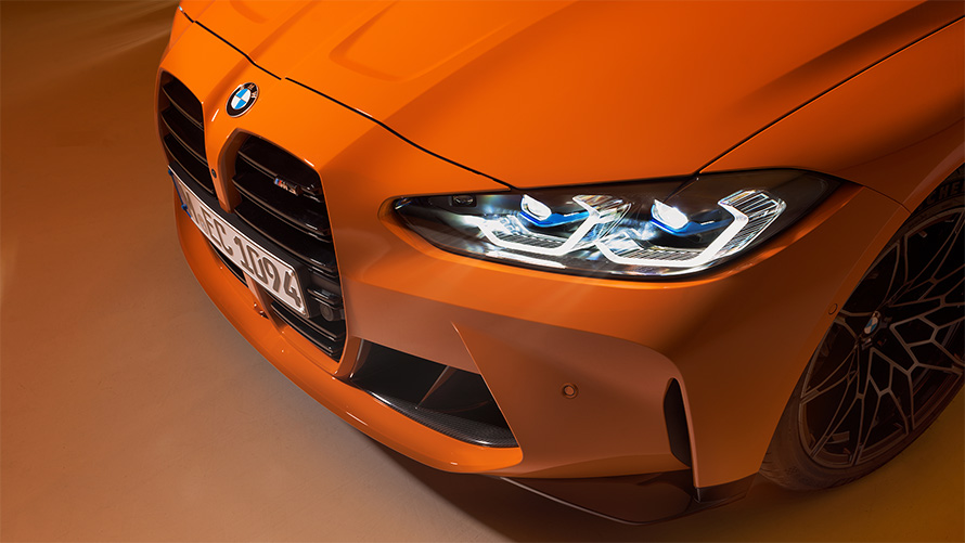 G82 BMW M4 Competition Coupé，BMW Individual Fire Orange，靜止，四分之三車頭視角特寫搭配鳥瞰視角