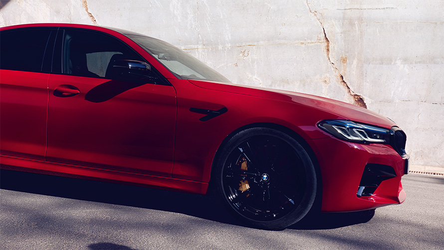 F90 BMW M5 Competition，BMW Individual Imola Red，靜止，於市區，車側視角