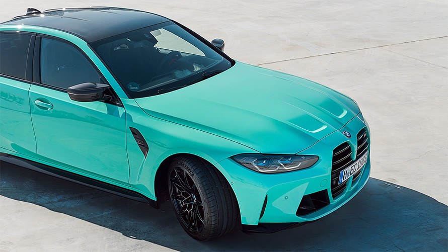 G80 BMW M3四門跑車，BMW Individual Mint Green，靜止，於市區，四分之三車側視角搭配鳥瞰視角