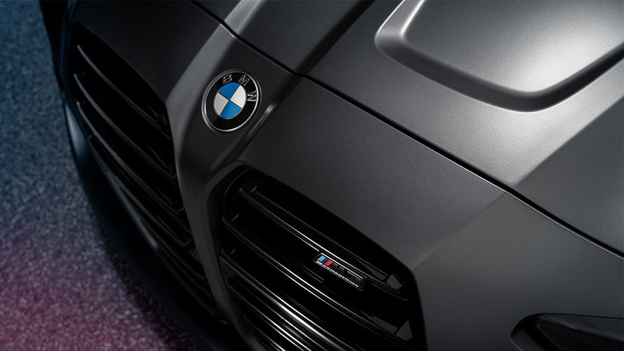 G82 BMW M4 Competition Coupé Frozen Dark Grey銀粉漆,靜止,於市區,上方特寫 G82 BMW M4 Competition Coupé Frozen Dark Grey銀粉漆,靜止,於市區,上方特寫