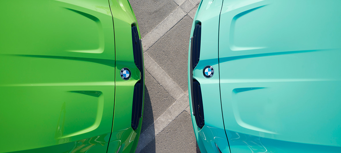 G80 BMW M3四門跑車,BMW Individual Verde Mantis,四分之三視角和G80 BMW M3四門跑車,BMW Individual Mint Green,面對面剖視圖特寫,鳥瞰視角 G80 BMW M3四門跑車,BMW Individual Verde Mantis,四分之三視角和G80 BMW M3四門跑車,BMW Individual Mint Green,面對面剖視圖特寫,鳥瞰視角