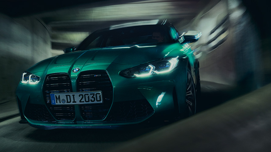 G80 BMW M3 Competition四門跑車,BMW Individual Isle of Man Green 銀粉漆,行駛於彎道上,四分之三視角 G80 BMW M3 Competition四門跑車,BMW Individual Isle of Man Green 銀粉漆,行駛於彎道上,四分之三視角