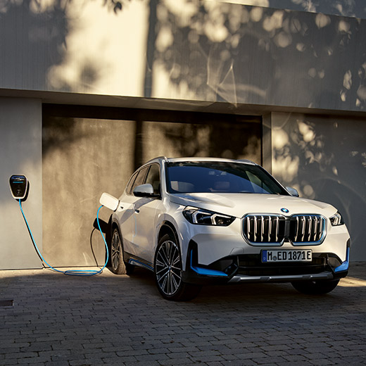U11 BEV BMW iX1停在車庫前充電