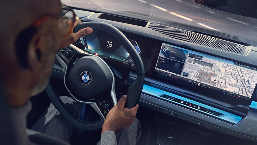 BMW內裝,男人望向BMW懸浮式曲面螢幕中的BMW Operating System 8.5 BMW內裝,男人望向BMW懸浮式曲面螢幕中的BMW Operating System 8.5