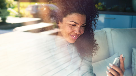 My BMW使用者專區 ，女人手持智慧型手機