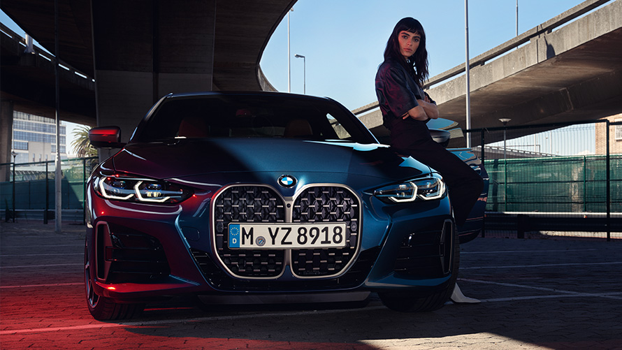 遠端軟體升級，女人倚靠在BMW 4系列Coupé上