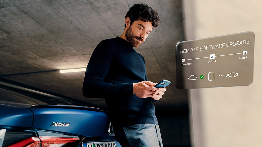 遠端軟體升級，男人倚靠在BMW上注視著智慧型手機