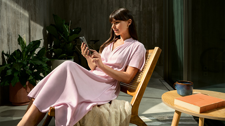 遠程車內影像，粉紅裝女人手握行動裝置