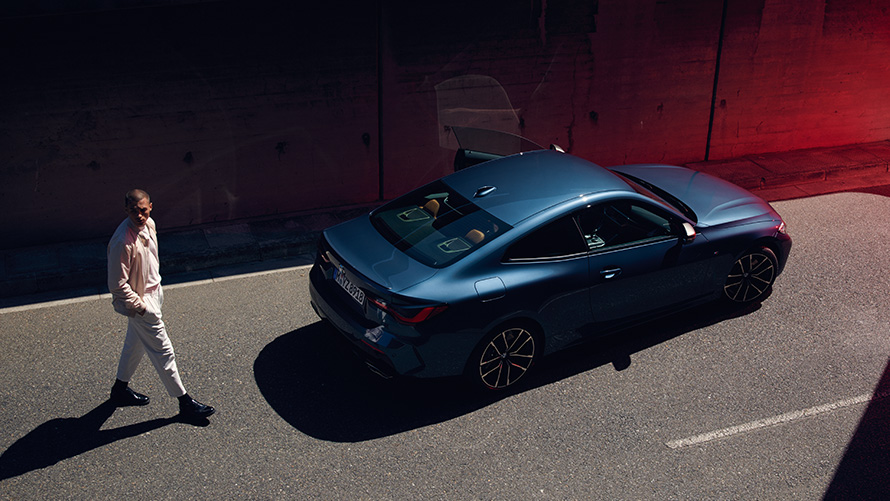 男人於BMW車後方橫越馬路