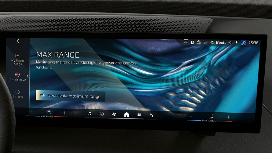 BMW遠端軟體升級，顯示最大續航里程模式的中控觸控螢幕