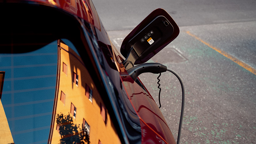 BMW遠端軟體升級，BMW iX在路邊插著充電槍