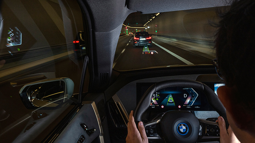 BMW遠端軟體升級，虛擬數位儀表中央顯示駕駛輔助視野資訊