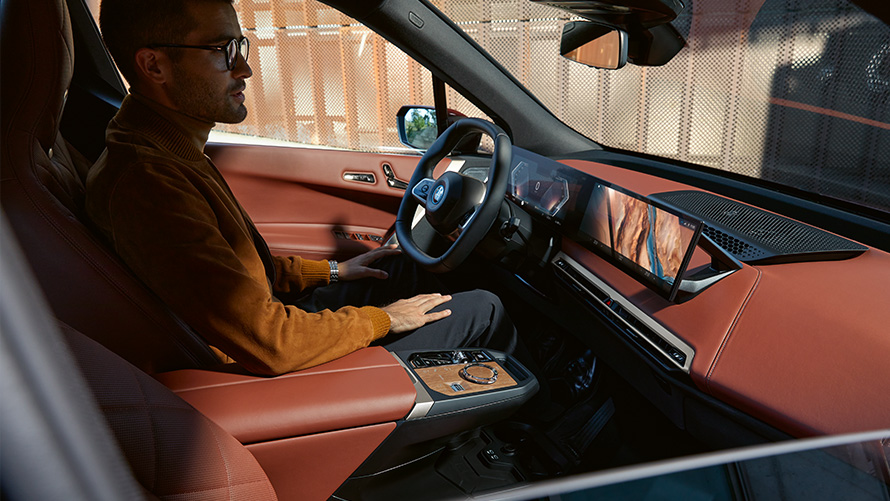 男人於車內注視著中控觸控螢幕