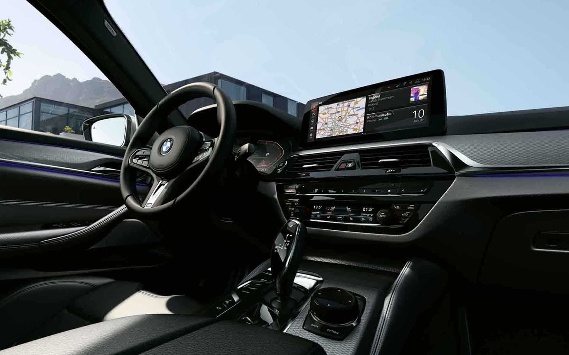 G30 BMW 5系列M Sport鉑金版，中控顯示幕和跑車多功能真皮方向盤，內裝