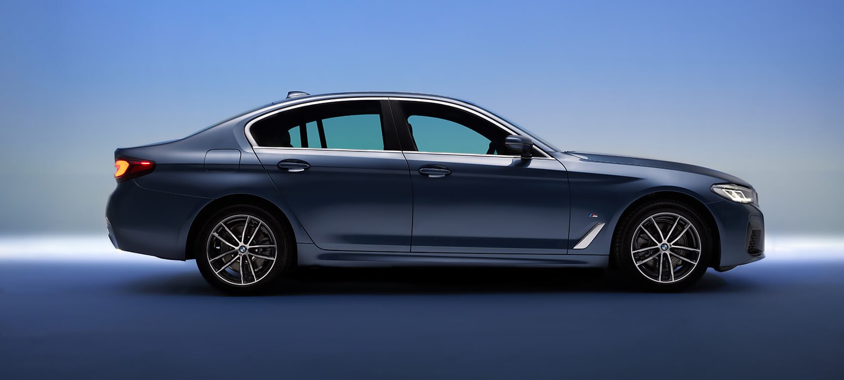 全新BMW 5系列M Sport鉑金版,車側視角,外觀設計 全新BMW 5系列M Sport鉑金版,外觀設計