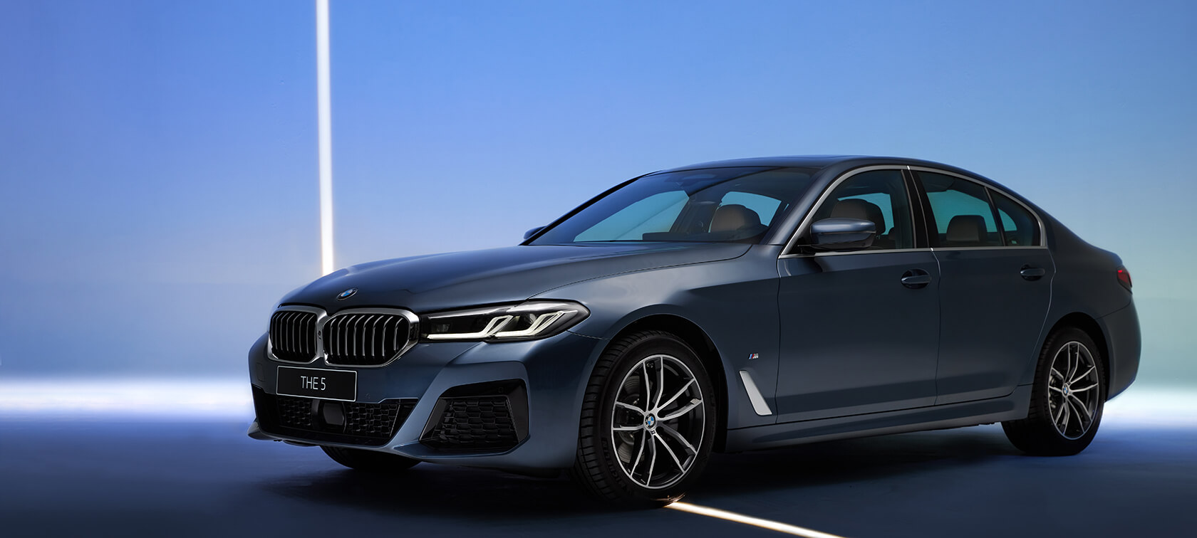 全新BMW 5系列M Sport鉑金版，四分之三車頭視角