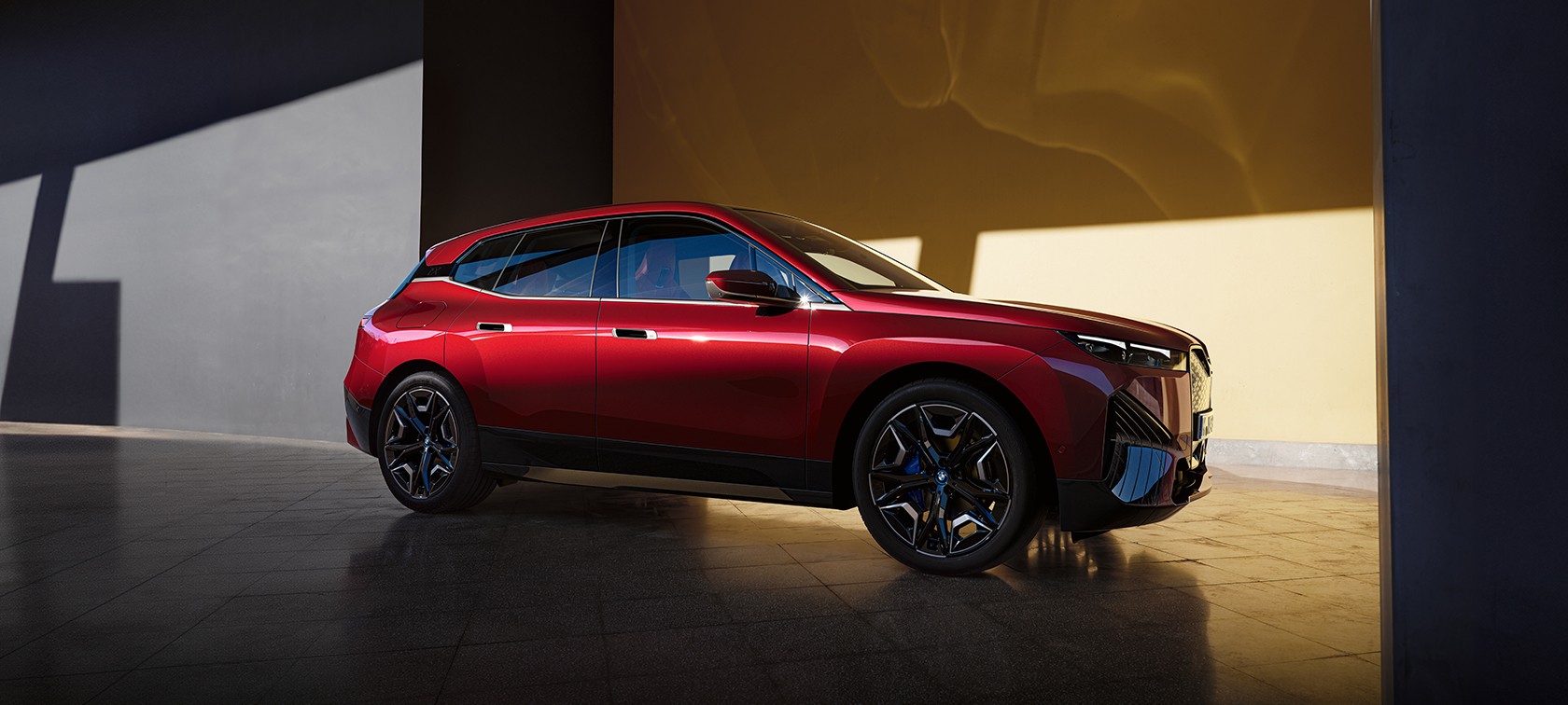 i20 BMW iX xDrive50純電休旅Aventurin Red銀粉漆外觀